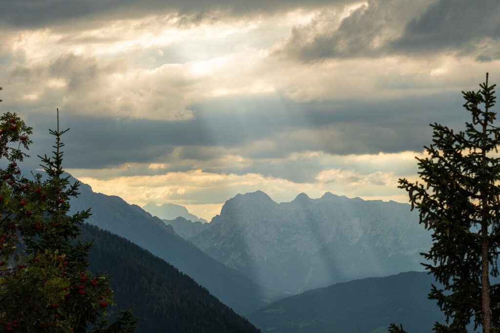 Raggi di luce tra le montagne delle Dolomiti, simbolo di speranza e rinascita nel percorso psicologico
